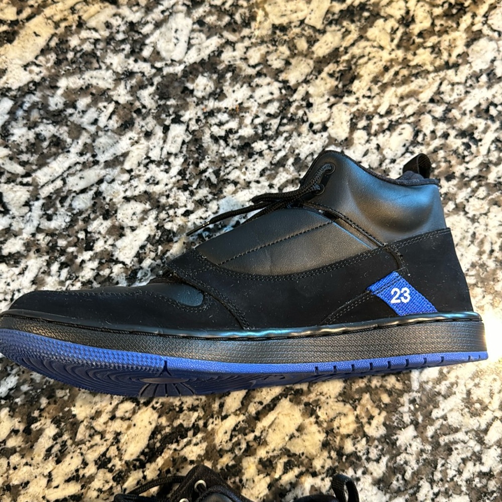 NIKE JORDAN Fadeaways - Men’s size US 9.5. Black/Royal Blue.